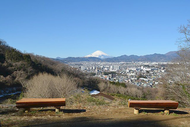 晴れた日には富士山と秦野市街を一望できる