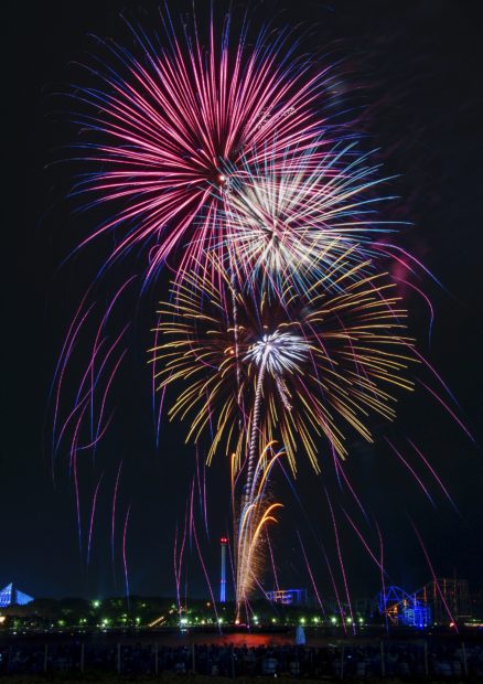 金沢区制70周年記念 第44回金沢まつり花火大会 【8月25日(土)約4,000発】 金沢区制70周年記念 第44回金沢まつり花火大会 【8月25日(土)約4,000発】