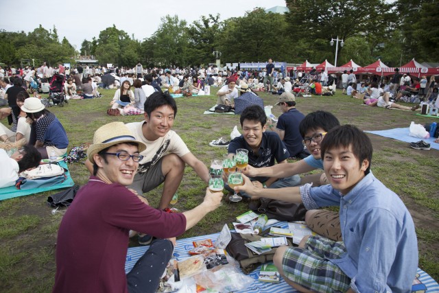 横浜市中区 全115種 山下公園で ベルギービール イベント開催 芝生の上で乾杯しよう 神奈川 東京多摩のご近所情報 レアリア