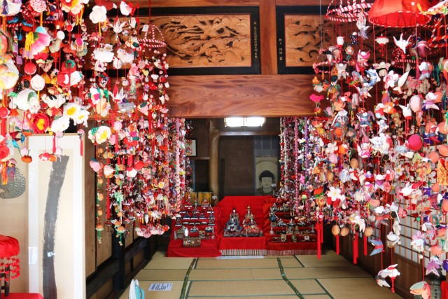 圧巻！古民家「旧ふるさとの家」（二宮町）で楽しむ〝絹〟の吊るし雛展　地元有志が1／14・15に初開催