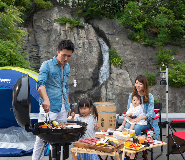 夏は家族と「手ぶらで本格バーベキュー（飲み放題つき）」！新横浜ラントラクト　テラスに滝と緑のアウトドア空間が出現