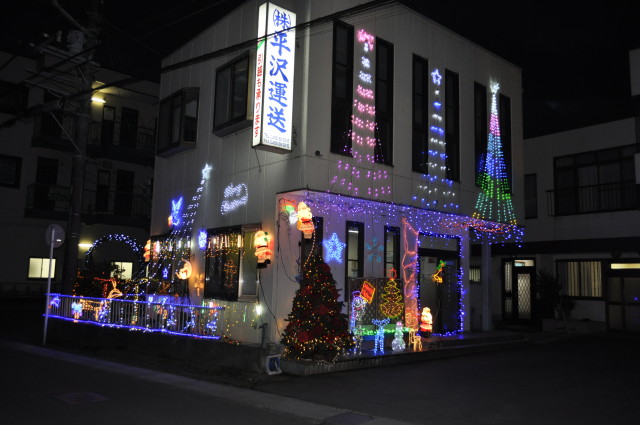 小田原の街なか企業「平沢運送」でホッと温もりイルミ サンタやスノーマンがお出迎え