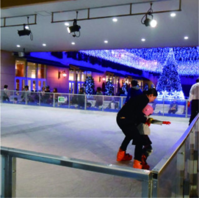 トレッサ横浜 平日は滑り放題 キッズに大人気のスケートリンク