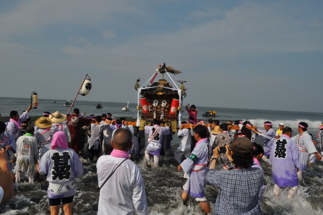 「浜降祭」（はまおりさい）で賑わう茅ヶ崎西浜海岸！総勢34基の神輿が「海の日」に早朝集結