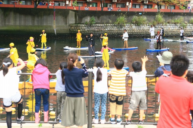 船上パフォーマンスによる「横浜運河パレード」。日ノ出町発着で大岡川、中村川をぐるり一周