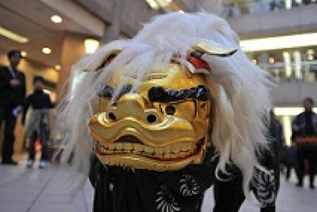 新春祝い横浜・みなとみらいの商業施設で「獅子舞」が練り歩く