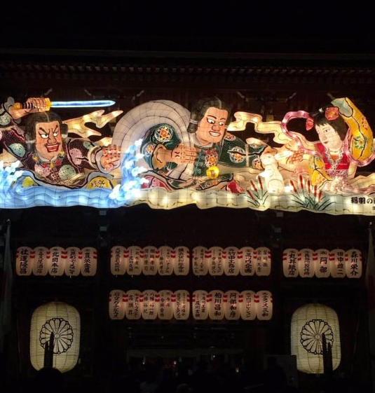 寒川神社の迎春ねぶた　御社殿竣功20年テーマに点灯