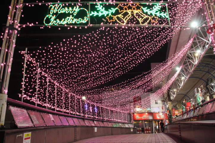 横浜・弘明寺商店街に「桜の光」やさしい桜色ＬＥＤ電球でイルミ点灯！