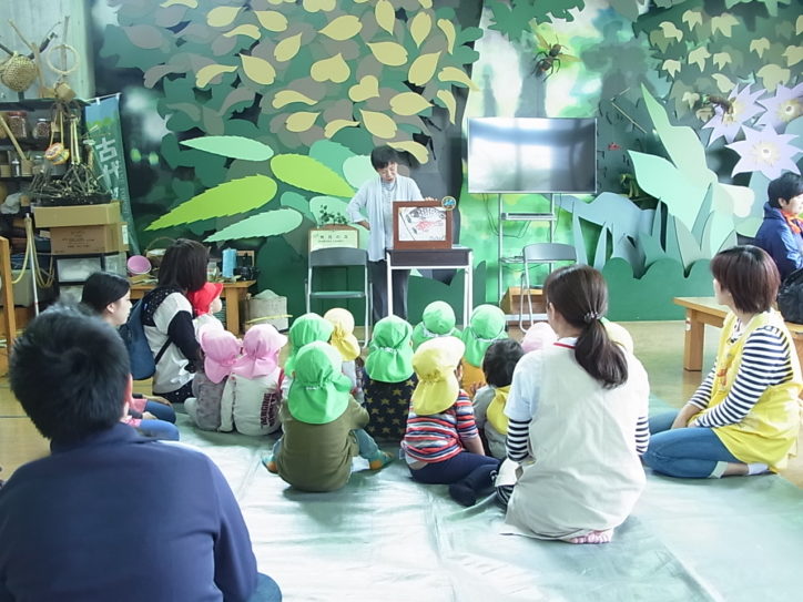 川崎・東高根森林公園の世代間交流イベント「みんなであそぼう」紙芝居や読み聞かせなど