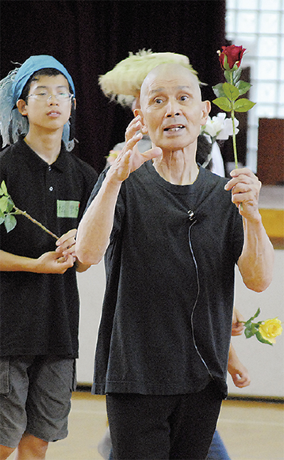 世界的な舞踏家大野慶人さんが指導「スクランブル・ダンスプロジェクト」発表会