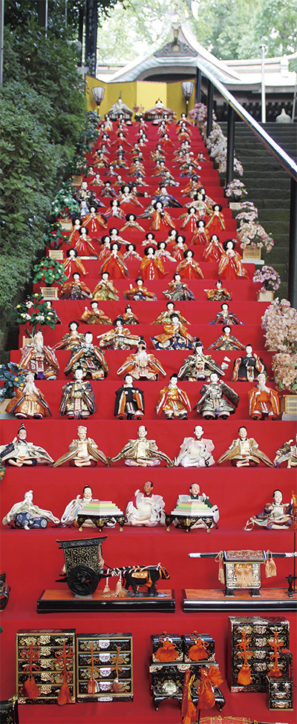 七十七階段にひな人形1000体が並ぶ「雛まつり花公望 杜につどうアーチ2018」＠座間神社