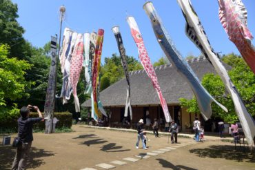 大こいのぼり泳ぐ横浜・都筑民家園　親子でこどもの日満喫！竹細工に和楽器、お昼は竹の子カレー