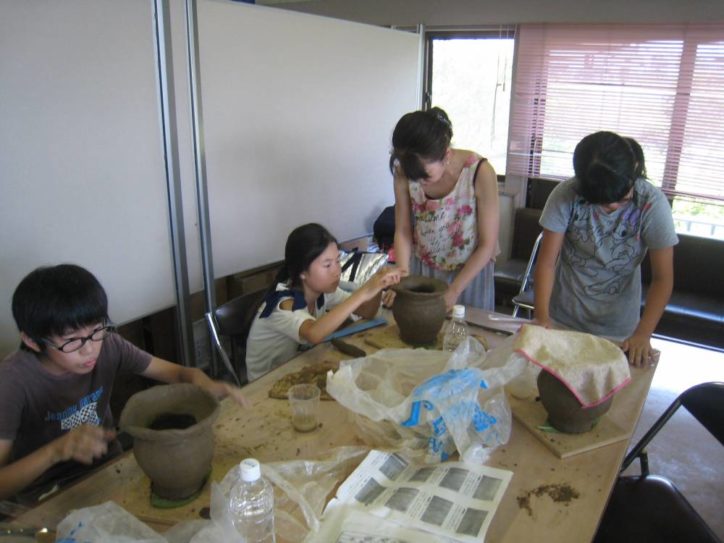 夏休みの自由研究に！小田原で本格的な縄文土器作りに挑戦「どきどきタイムトラベル2018」