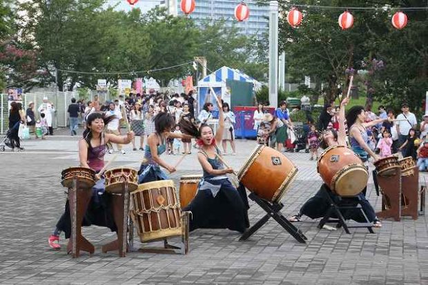 絶景の臨港パークで 第12回みなとみらい大盆踊り ホテルカレーの食べ比べ企画も 神奈川 東京多摩のご近所情報 レアリア