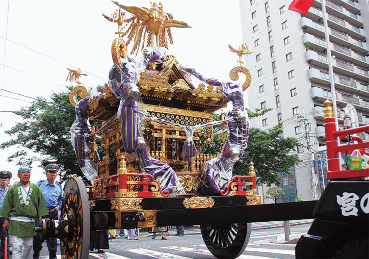 横浜一の「大神輿」が練り歩く日枝神社例大祭