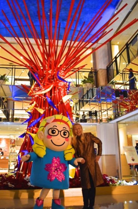 【ご本人登場】横浜・スカイビルに假屋崎省吾さんプロデュースの華麗なクリスマスツリー！