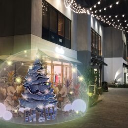 マリン＆ウォーク横浜にリサイクルデニムで表現されたクリスマスツリーを主役にしたスノードームが出現！