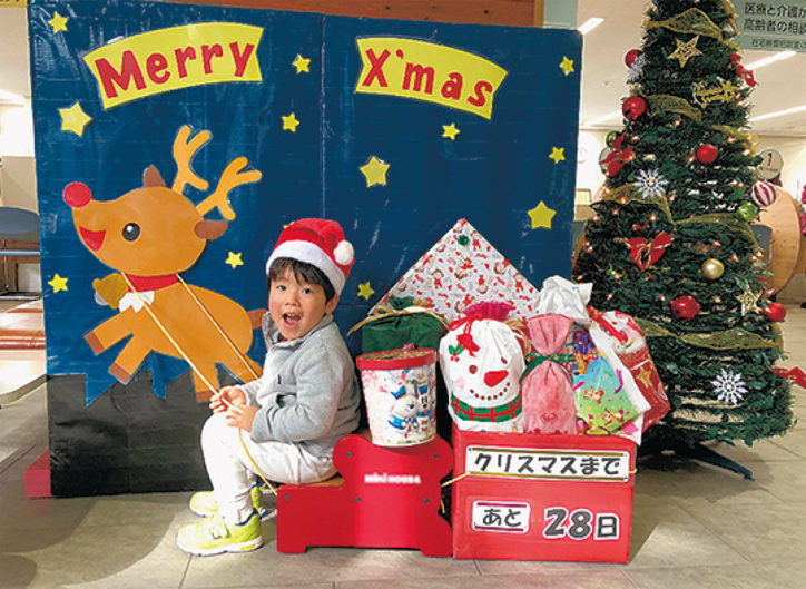 サンタになりきれるコーナーも！綾瀬市保健福祉プラザにクリスマスパネル登場