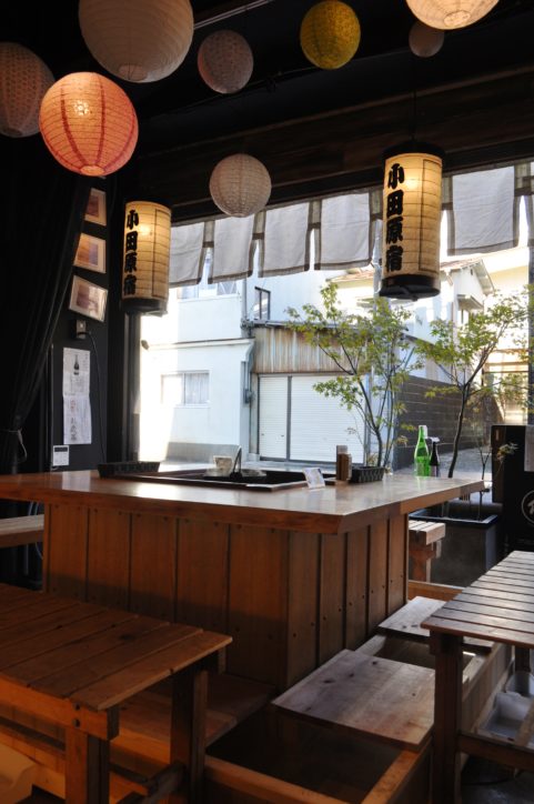 囲炉裏席でポカポカ足湯！銘酒も楽しめる老舗かまぼこ店「鱗吉（うろこき）」