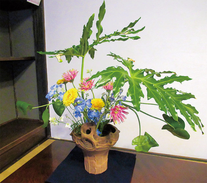 いけ花と土器がコラボ「第５回古代の器といけ花」旧富澤家特別展【多摩中央公園】