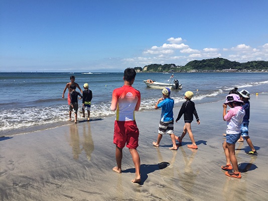 材木座海岸で「鎌倉スポーツビーチ」ラクビーやスナッグゴルフなど体験しよう。