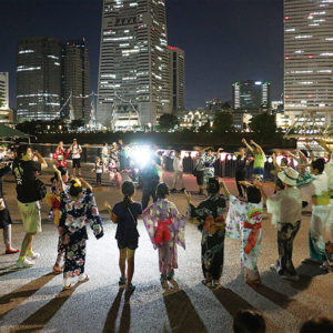 櫓は横浜ランドマークタワー「関内・北仲キャナルパーク盆踊り」練習会や提灯づくりも