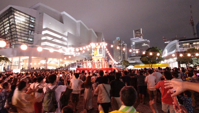 22年夏 絶景の臨港パークで 第13回みなとみらい大盆踊り 縁日や屋台コーナーも 神奈川 東京多摩のご近所情報 レアリア