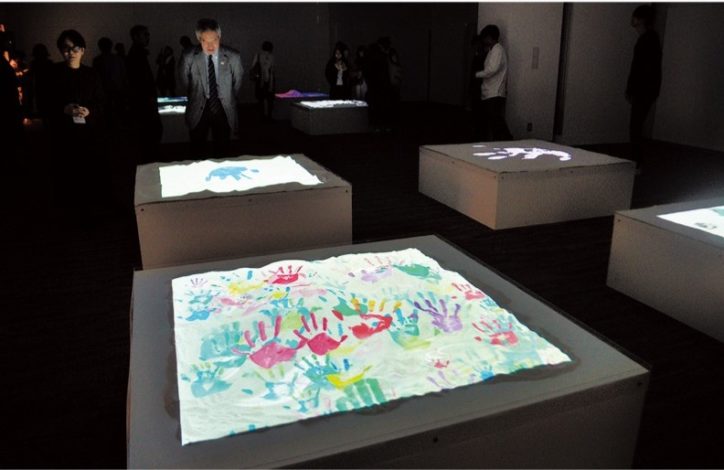 ４８０人分の「手形」を集めた作品展『千一手（せんていって）物語』藤沢市アートスペース