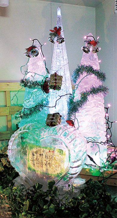 横浜・鶴見で聖夜に氷の城がライトアップ　今年は映画『アナと雪の女王』の城をイメージ