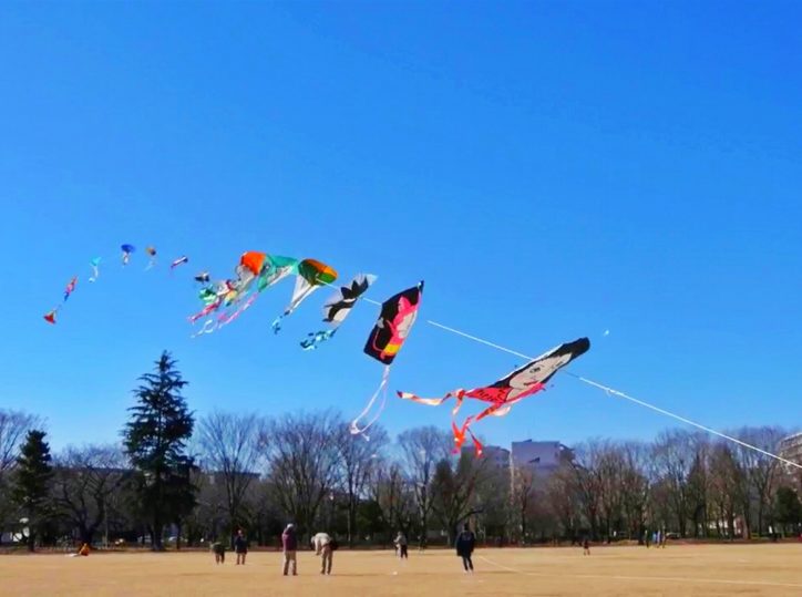 正月遊びを満喫「小田新春お楽しみ大会」だるま落としに凧あげなど【川崎・小田球場】
