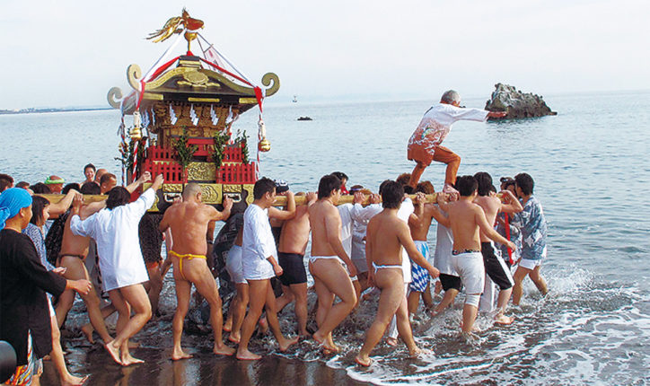 2020年の始まりは勇壮な寒中神輿でゲン担ぎ【大磯北浜海岸】