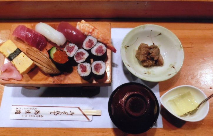 並・上・特上すしが200円引きで小鉢、汁、デザート付など：弥生鮨／はだの食べ歩きグルメフェスティバル