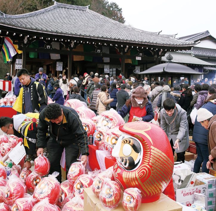 川崎の麻生不動院で伝統行事「だるま市」参道に多くの屋台並ぶ【2020年1月28日】