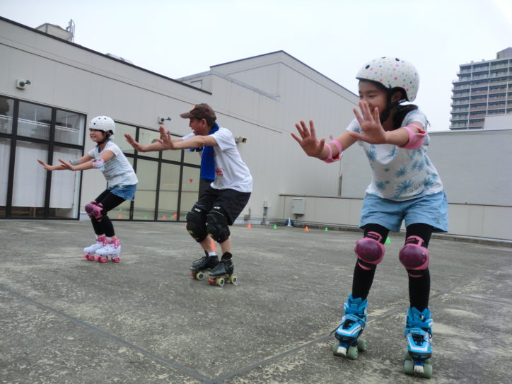 【取材レポ】ジャニーズの指導者が横浜で「こどもローラースケート教室」子どもの正しい姿勢づくりにも効果的！