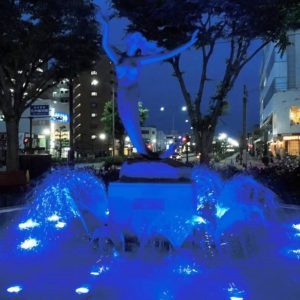 幻想的なブルーに南口噴水をライトアップ！医療従事者へ感謝の灯＠平塚市
