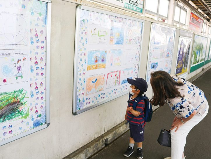 「ぱっ」と明るい気持ちに 園児の絵、横浜市緑区の長津田駅に展示
