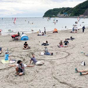 県のガイドラインを可視化　逗子市民有志が砂浜で実験