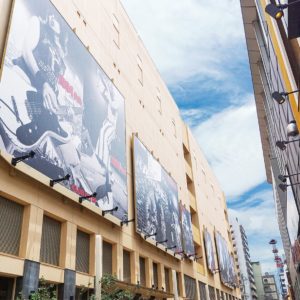 川崎クラブチッタに ロックスターがずらり「 壁面に巨大ライブ写真」畔柳ユキ氏作品