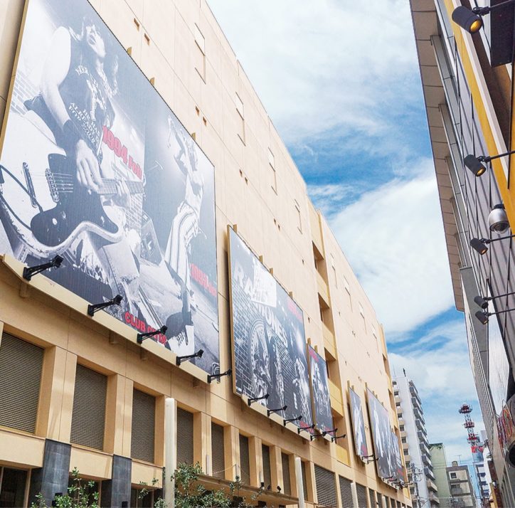 川崎クラブチッタに ロックスターがずらり「 壁面に巨大ライブ写真」畔柳ユキ氏作品