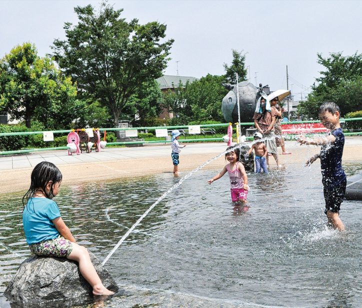 涼を求めて”じゃぶじゃぶ”　秦野市・おおね公園で水遊び