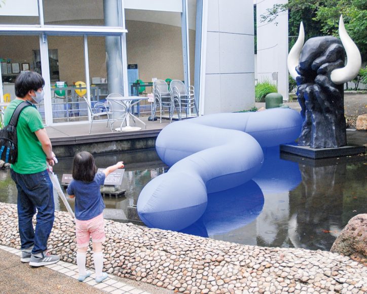 岡本太郎美術館で奇想天外な風船たち屋外にも出現「空気膜造形シリーズ」の高橋士郎さん