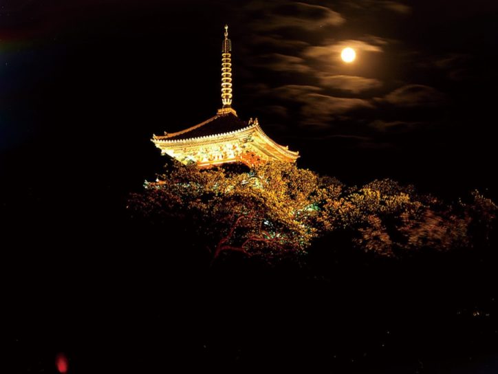 横浜・三溪園で月を愛でる「観月会」ライトアップに演奏会