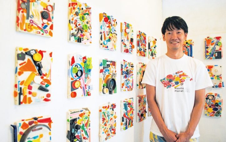 漂着プラがアートに「Plastic Planet 」藤沢市在住の米山幸助さんカフェで展示＠LAMAspace