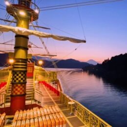 空と湖がオレンジ色に染まる瞬間を堪能！箱根芦ノ湖海賊船で春～初夏の「サンセットクルーズ」運航！