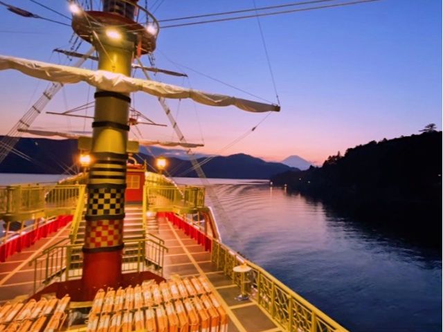 箱根芦ノ湖海賊船で2022年秋の「サンセットクルーズ」運航！空と湖がオレンジ色に染まる瞬間を堪能！