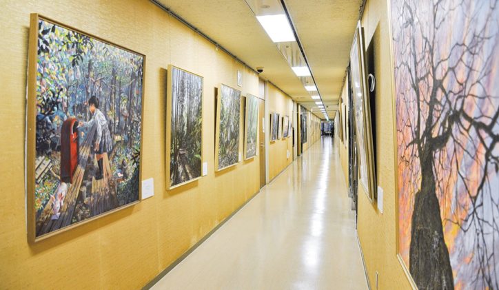横須賀市議会フロアが アートな廊下に！横須賀総合高校の生徒作品が展示