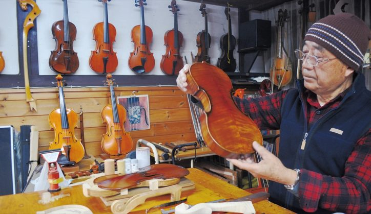 バイオリン・ビオラなどの手づくり弦楽器を展示【八王子市元八王子】