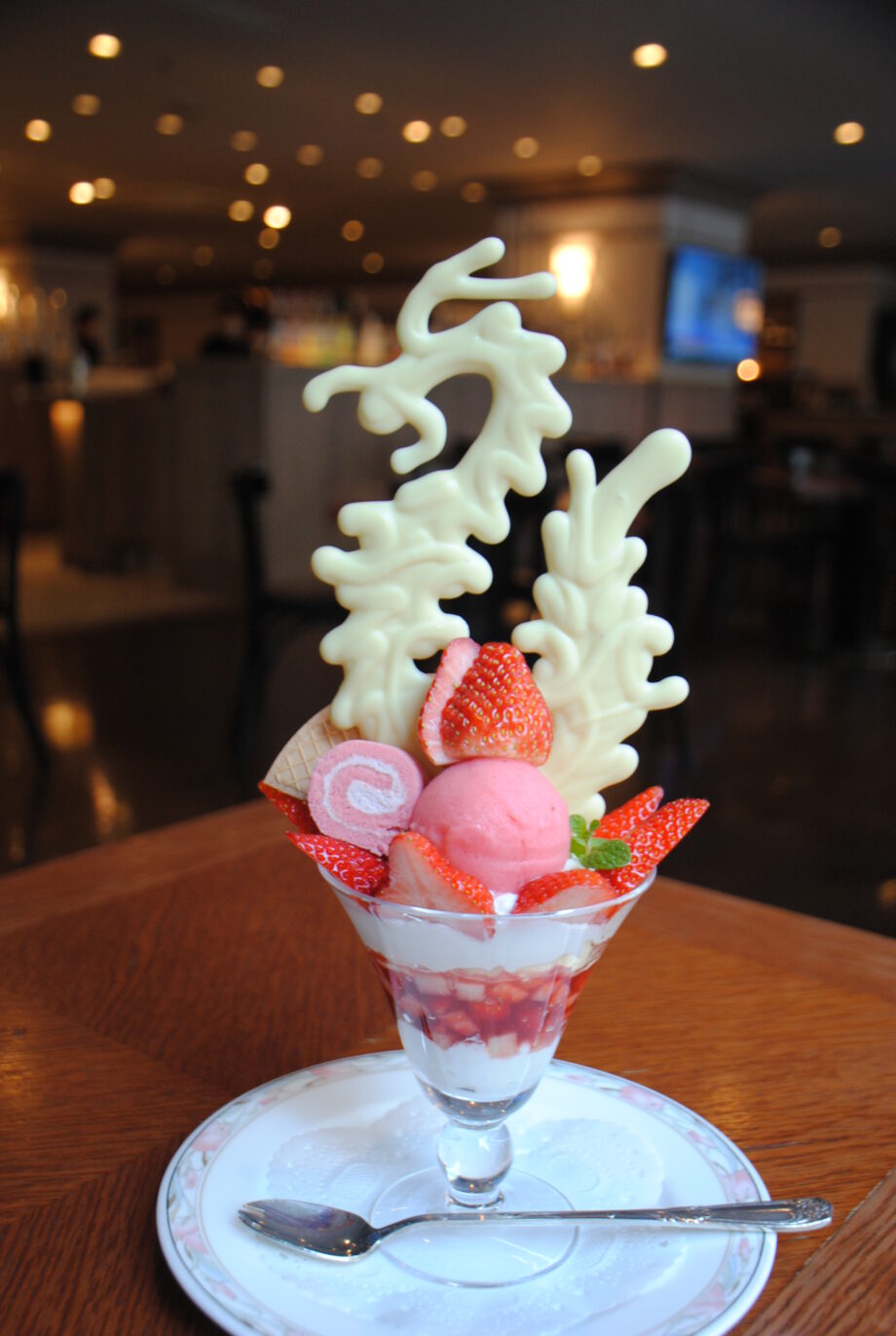 ローズホテル横浜で「苺のホワイトドラゴンパフェ」が新登場！春節スイーツも