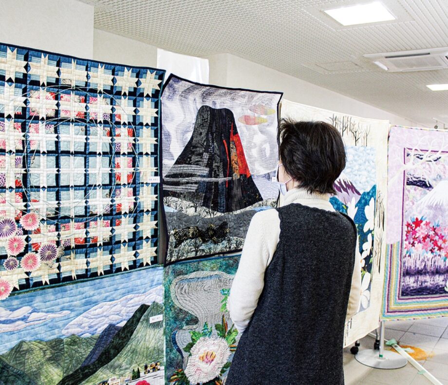 【秦野市 北公民館】３月４日までパッチワークキルト作品展　テーマは「早春の富士」と「おひなさま」
