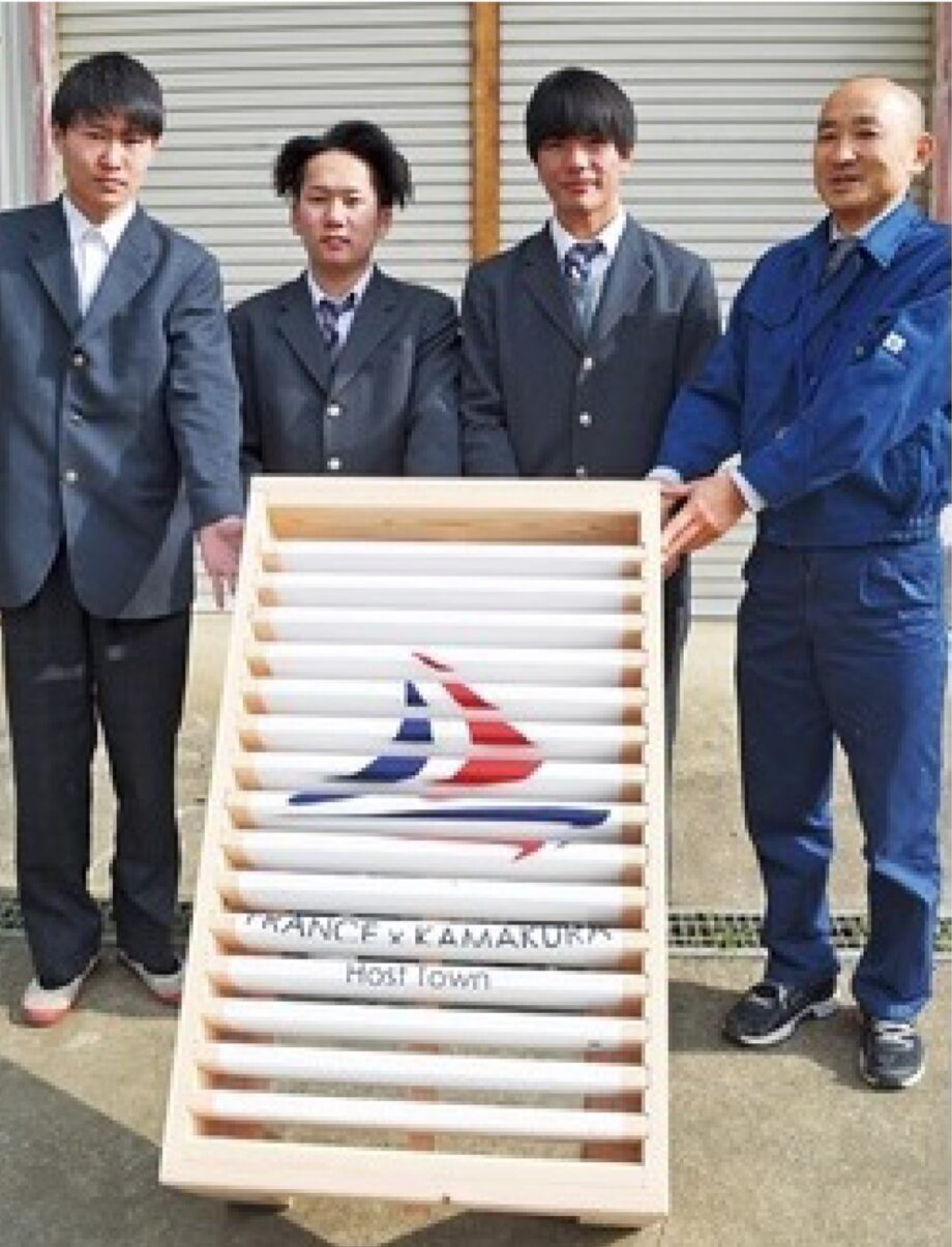 鎌倉市役所に設置「べンチがつなぐ五輪の輪 」藤沢工科高生が製作